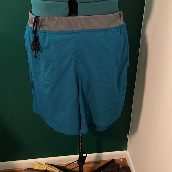 Under armor swim  or running shorts XL - Picture 4 of 4